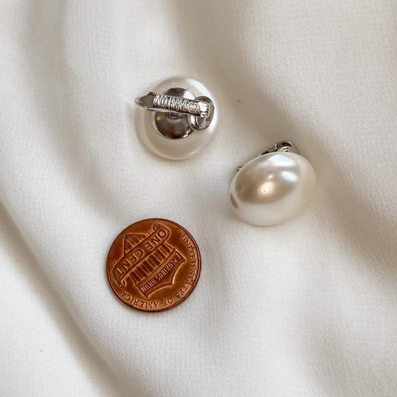 VTG Sarah Cov Ivory Pearl Button Earrings - Picture 3 of 7